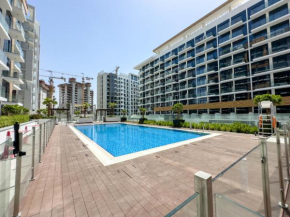 Naseem - Chic Meydan Apt with Balcony and City & Pool Views